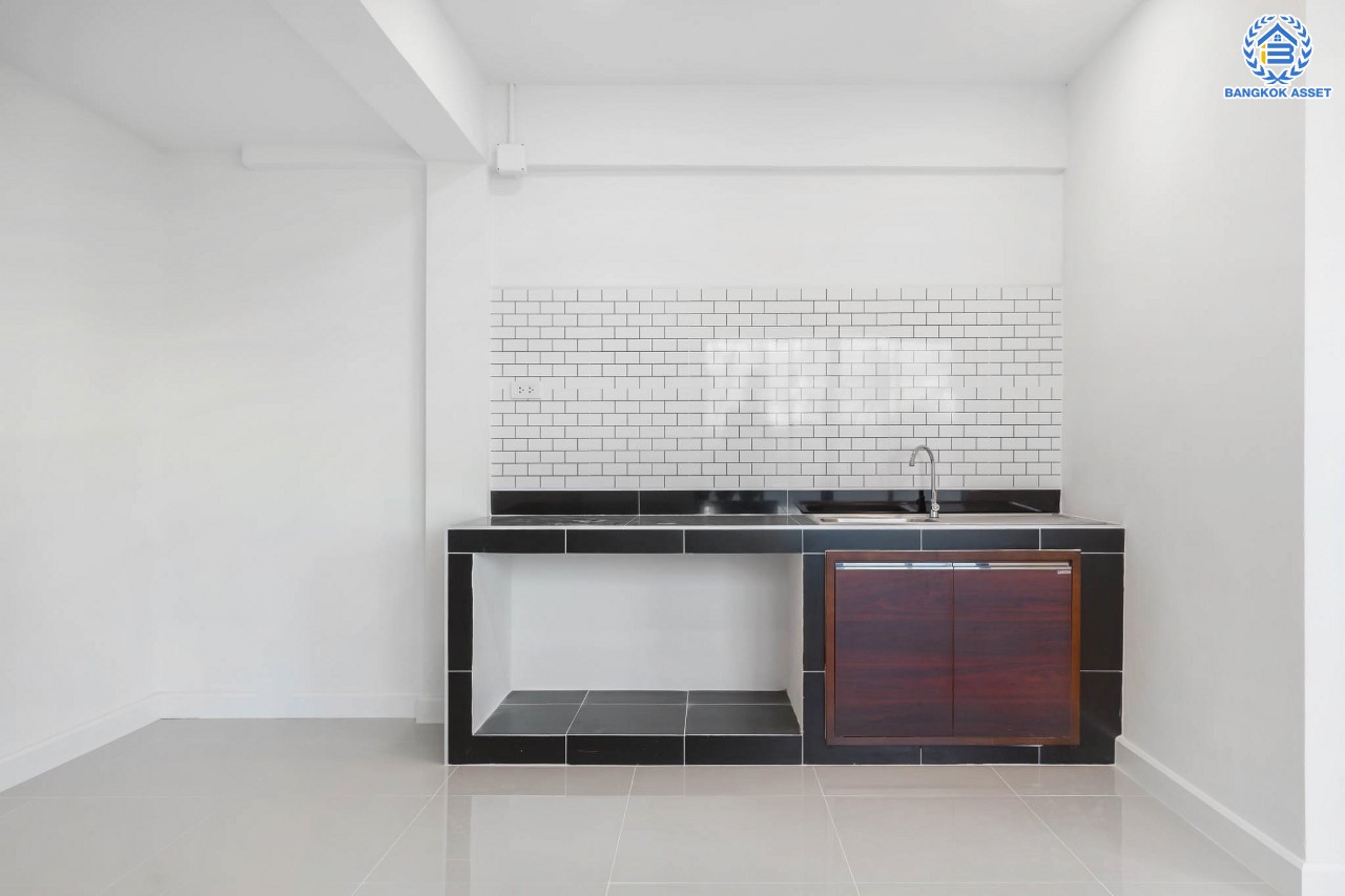 บ้านมือสองตกแต่งใหม่ ม.นันทนาการ์เด้นท์1 ราชพฤกษ์-ท่าอิฐ หลังมุม แบรนด์ Property Perfect หลังใหญ่พร้อมอยู่ เนื้อที่ 19.5 ตร.ว. ฟังก์ชัน 2 ห้องนอน 2 ห้องน้ำ บนทำเลเดินทางสะดวก เข้า-ออกได้ ทั้งถ.ราชพฤกษ์ และถ.รัตนาธิเบศร์ ใจกลาง 2 เซ็นทรัล และใกล้รถไฟฟ้าสถานี "บางรักน้อยท่าอิฐ" เพียง 5 นาที